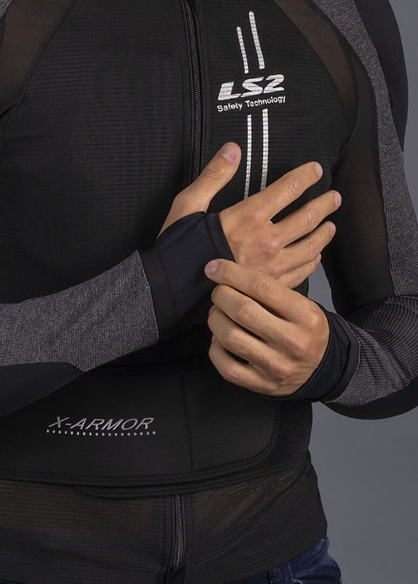 Apertura en puño para el pulgar en la chaqueta LS2 X-Armor